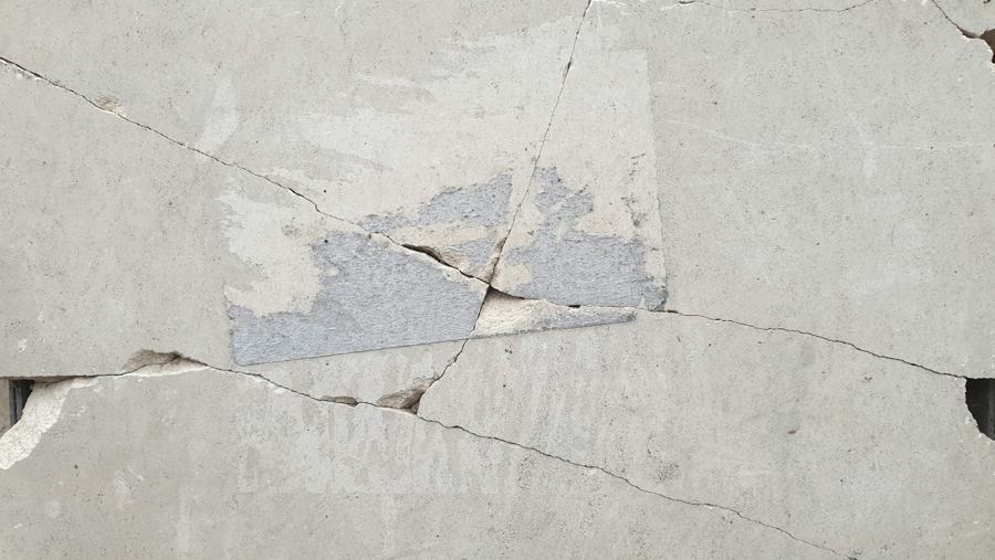 Peças de porcelanato trincadas e soltas no piso