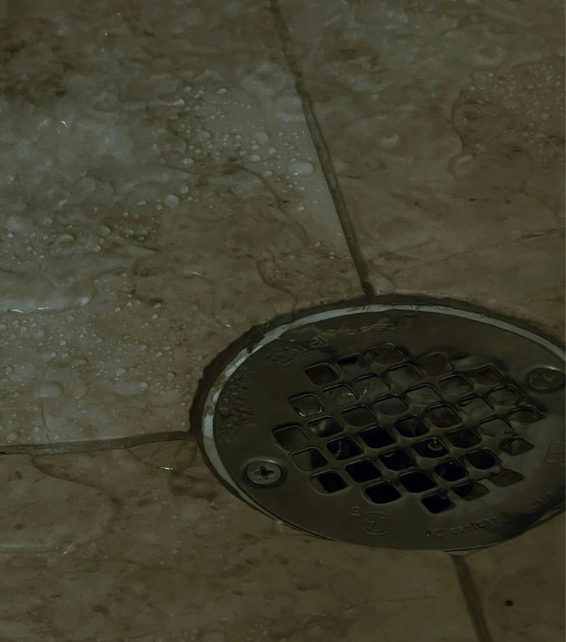 Ralo de banheiro em piso cerâmico