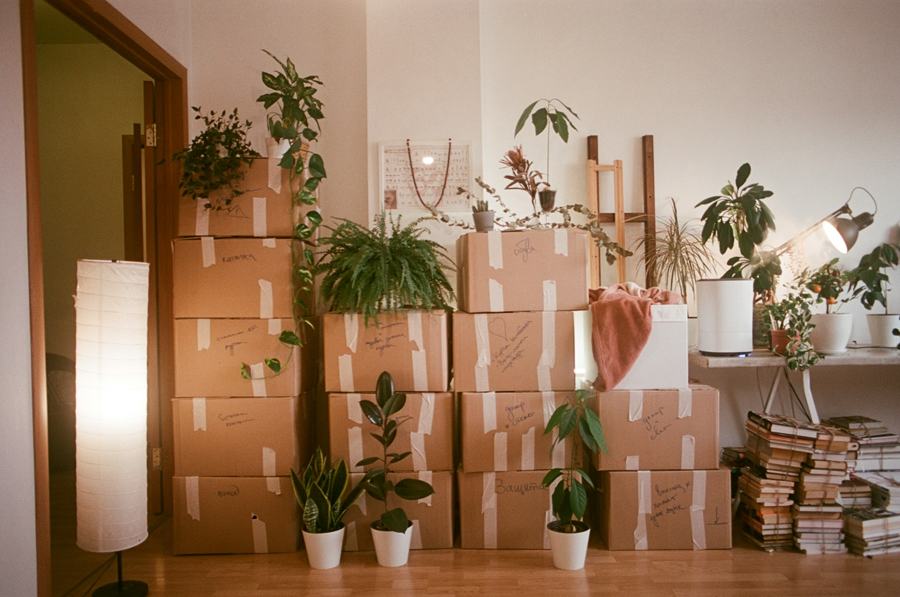 Caixas de mudança empilhadas em um apartamento